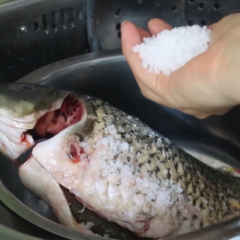 Bước 1 Sơ chế cá chép Lẩu cá chép nấu riêu