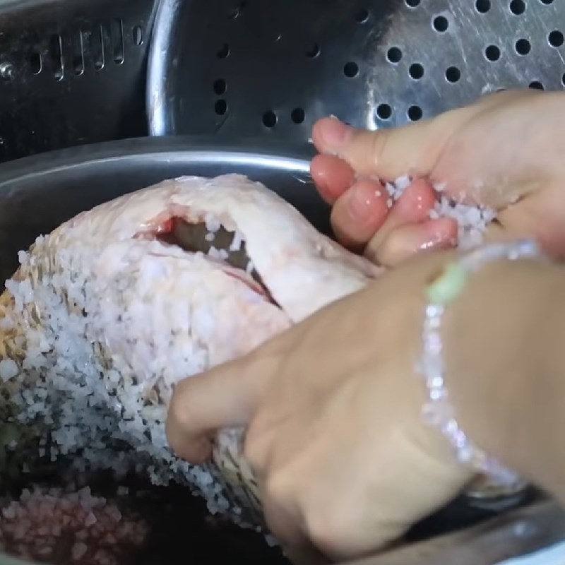 Bước 1 Sơ chế cá chép Lẩu cá chép nấu riêu