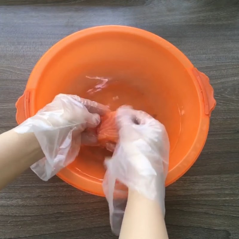 Bước 1 Sơ chế cá hồi Cháo cá hồi bằng nồi nấu chậm