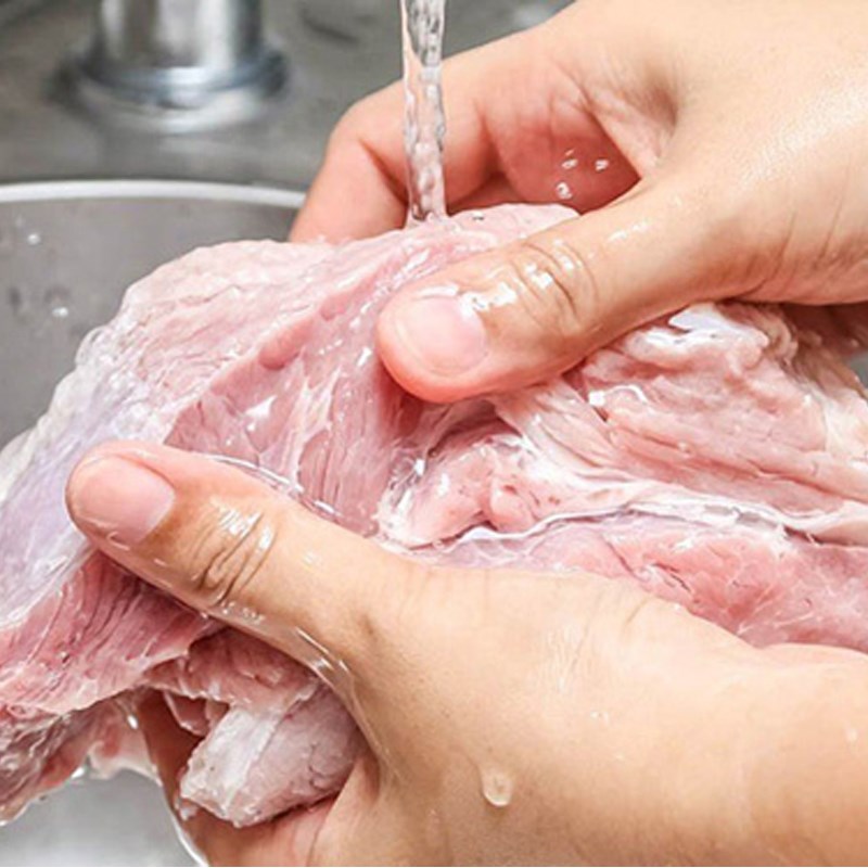 Bước 1 Sơ chế cá và thịt Cá trắm kho riềng