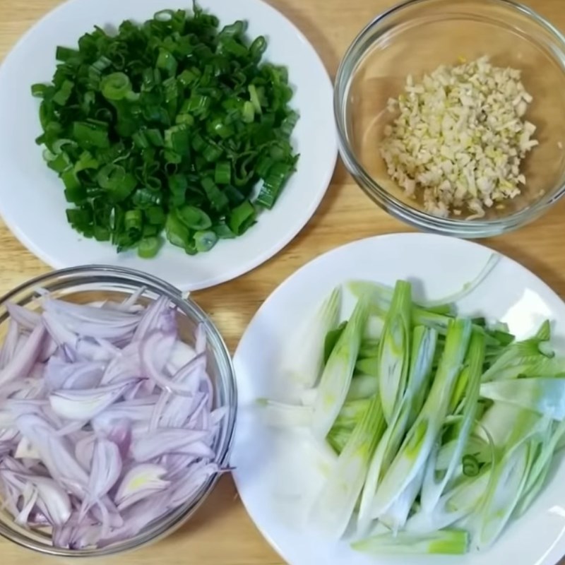 Bước 1 Sơ chế các nguyên liệu Bánh canh hải sản