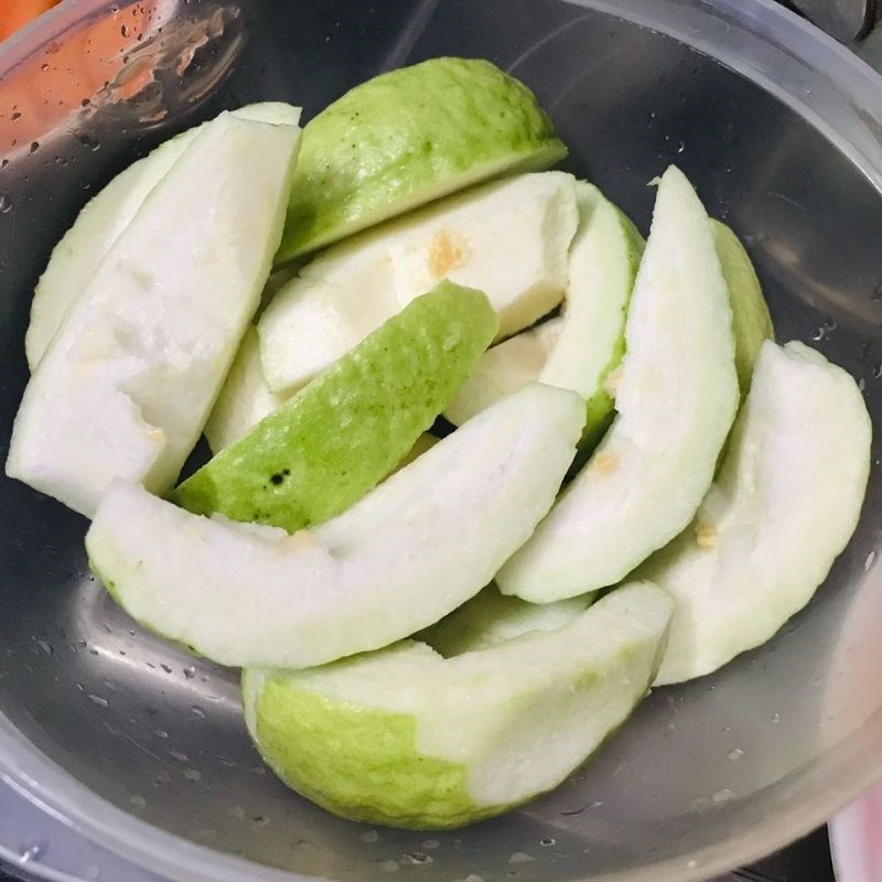 Bước 1 Sơ chế các nguyên liệu Nước ép ổi cà rốt