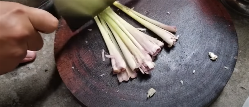 Bước 2 Sơ chế các nguyên liệu khác Lòng gà xào sả ớt