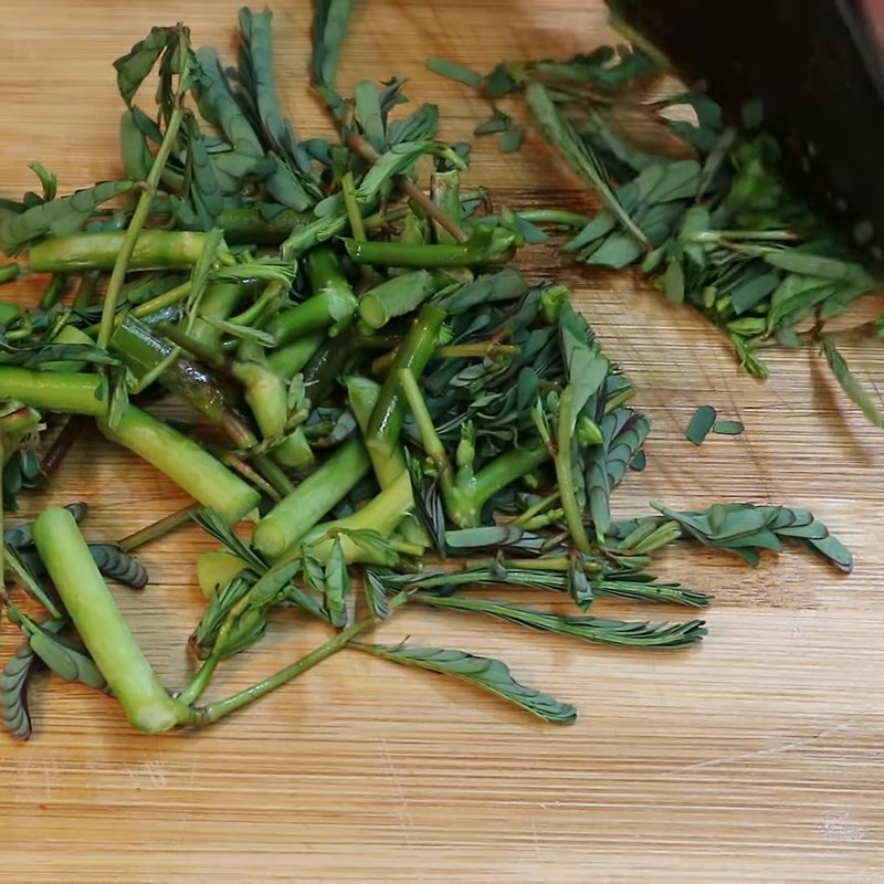 Bước 2 Sơ chế các nguyên liệu khác Lòng vịt xào mướp hương, rau rút