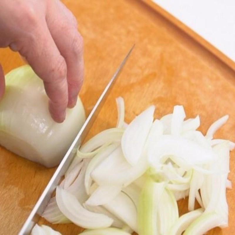 Bước 2 Sơ chế các nguyên liệu khác Bún cá hồi cà chua