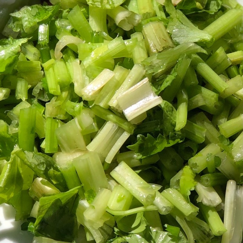 Bước 1 Sơ chế cần tây Nước ép cần tây mix ổi