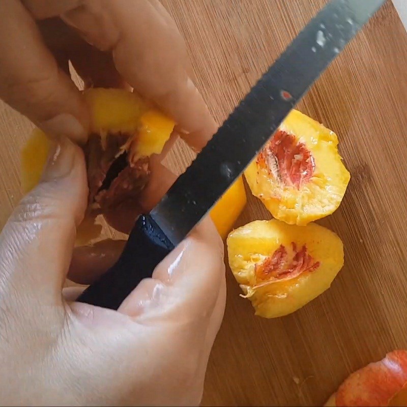 Bước 1 Sơ chế đào Nước ép đào (nước đào) nấu