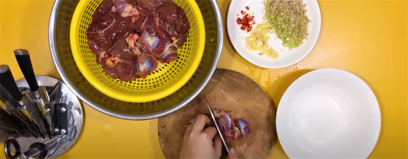 Bước 1 Sơ chế lòng gà Lòng gà xào sả ớt