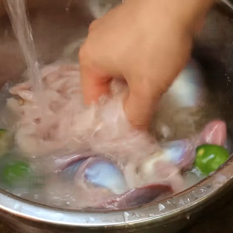 Bước 1 Sơ chế lòng vịt Lòng vịt xào mướp hương, rau rút