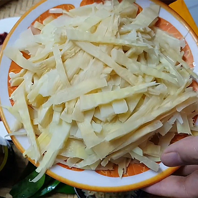 Bước 1 Sơ chế măng Măng tươi xào lòng gà