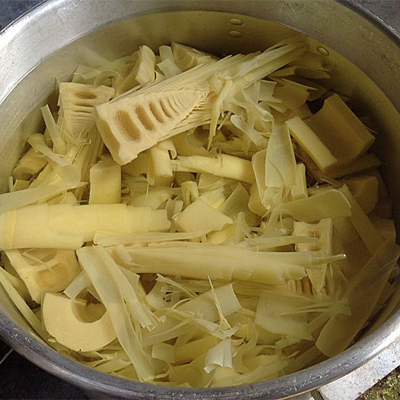 Bước 1 Sơ chế măng Măng tươi xào lòng gà