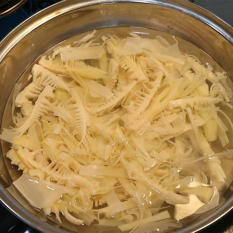Bước 2 Sơ chế măng Măng chua xào lòng vịt