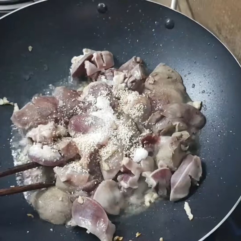 Bước 2 Xào lòng vịt Lòng vịt xào mướp hương