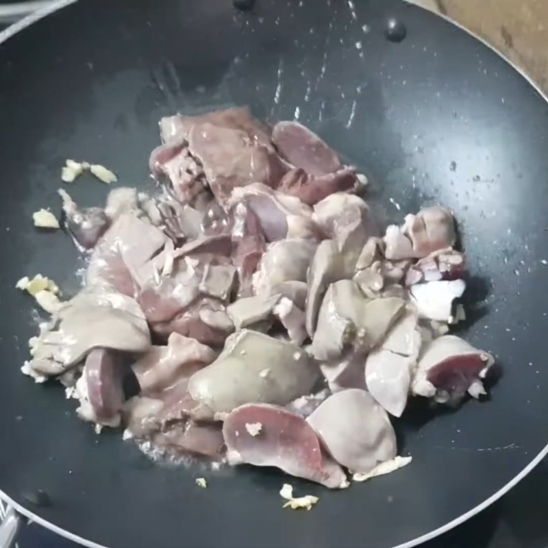 Bước 2 Xào lòng vịt Lòng vịt xào mướp hương