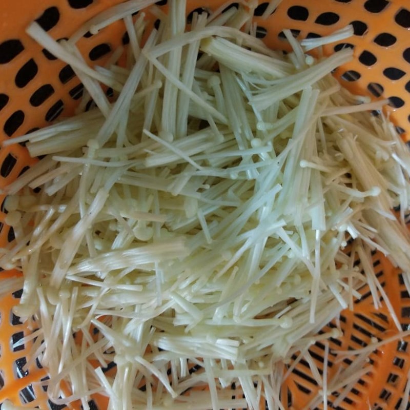Bước 1 Sơ chế nguyên liệu Canh rong biển thịt bò đậu hũ nấm kim châm