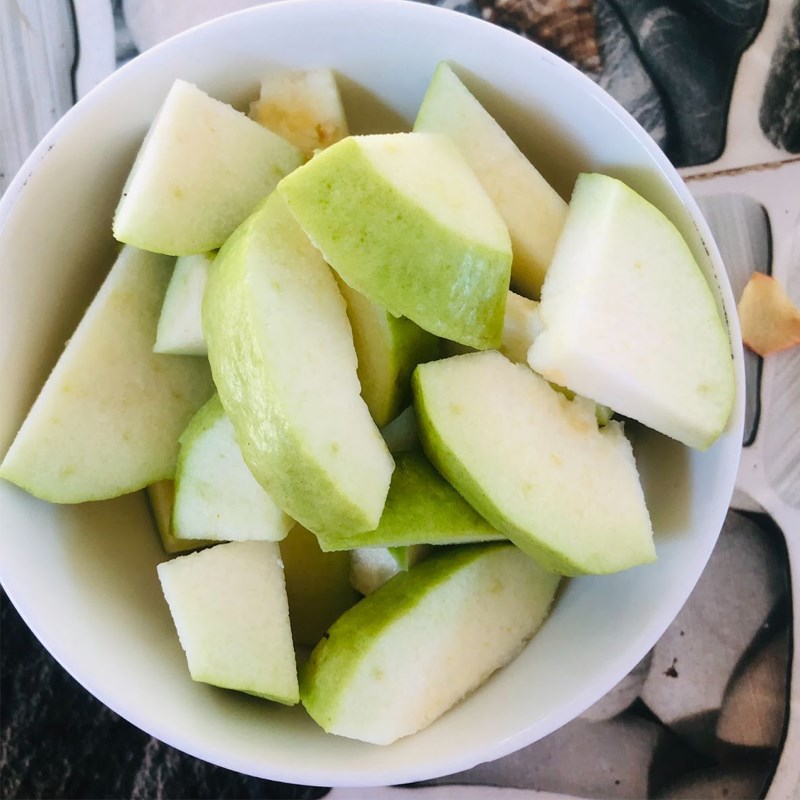 Bước 1 Sơ chế nguyên liệu Nước ép táo ổi