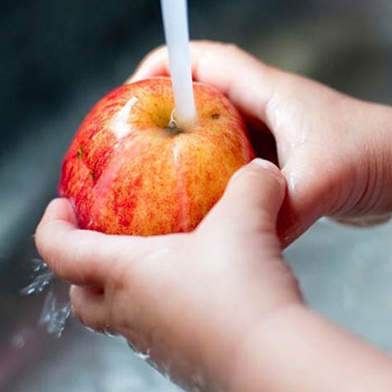 Bước 1 Sơ chế nguyên liệu Nước ép bưởi táo bằng máy ép chậm