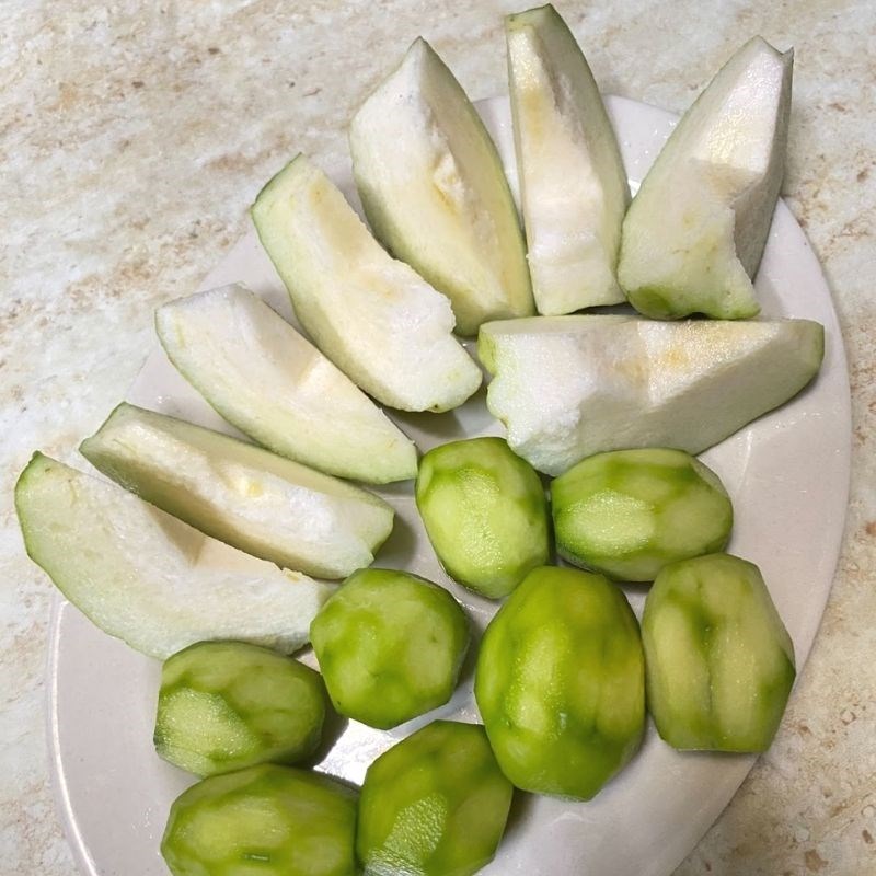 Bước 1 Sơ chế nguyên liệu Nước ép cóc ổi