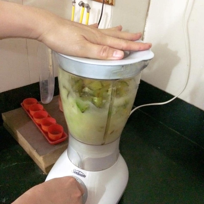 Bước 1 Sơ chế nguyên liệu Dưa hành (công thức được chia sẻ từ người dùng)