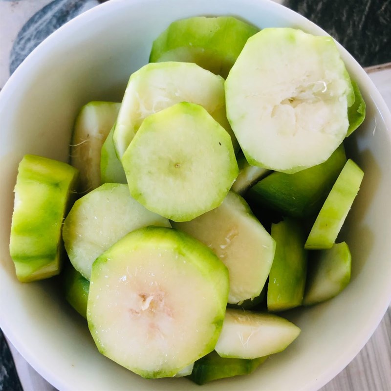 Bước 1 Sơ chế nguyên liệu Nước ép táo cóc