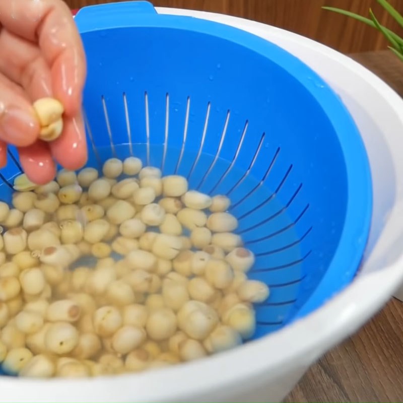 Bước 1 Sơ chế nguyên liệu Cháo hạt sen thịt bằm và trứng