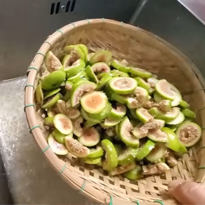 Bước 1 Sơ chế sung Sung muối xổi