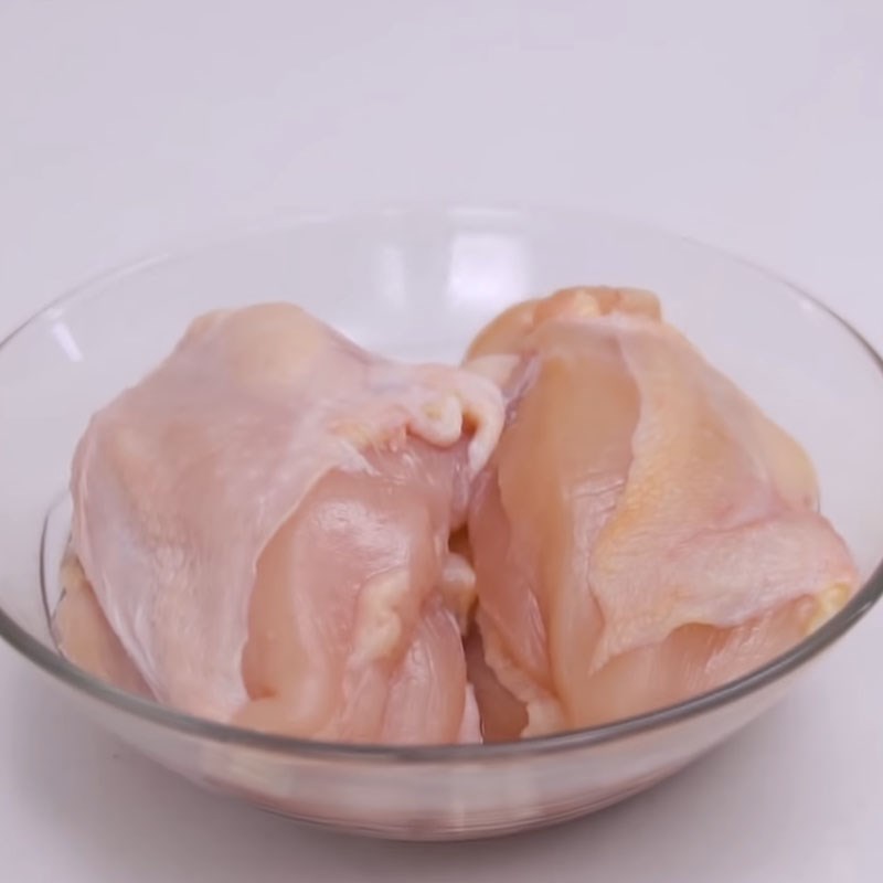 Bước 1 Sơ chế thịt gà Mì Ý gà giòn sốt kem