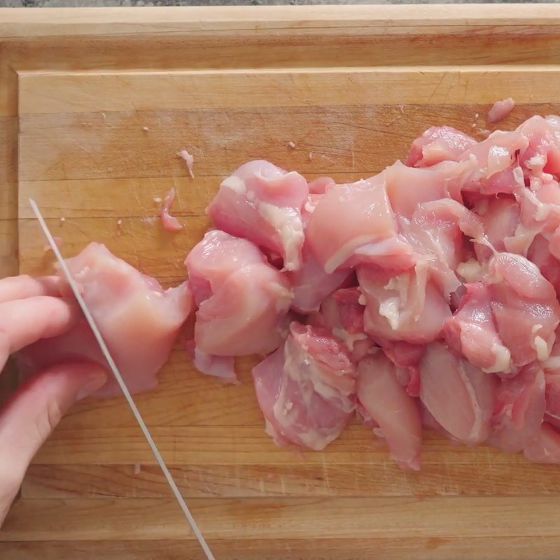 Bước 1 Sơ chế thịt gà Bông cải xào thịt gà