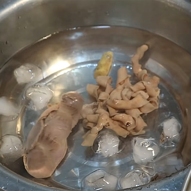 Bước 1 Sơ chế và luộc lòng vịt Măng chua xào lòng vịt
