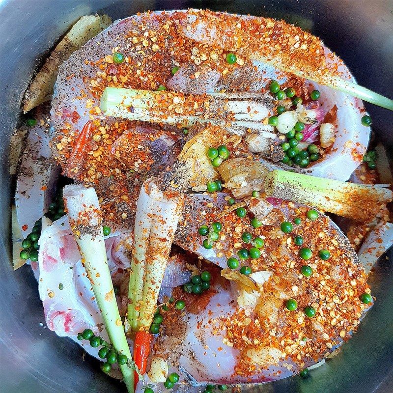 Bước 2 Sơ chế và phi thơm các nguyên liệu Cá trắm kho riềng