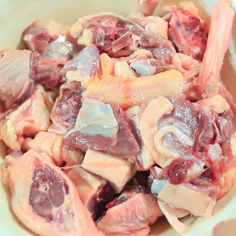 Bước 1 Sơ chế vịt Vịt kho sả ớt