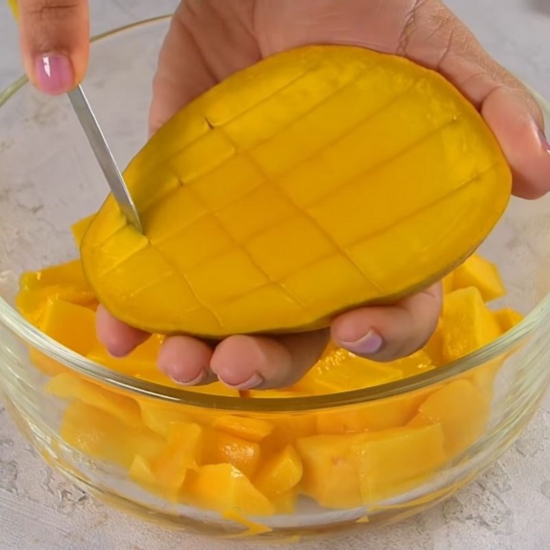 Bước 1 Sơ chế xoài Kem xoài que cốt dừa
