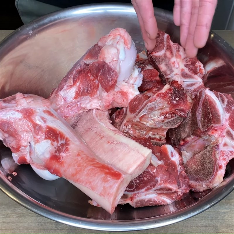 Bước 2 Sơ chế xương bò Nước dùng xương bò