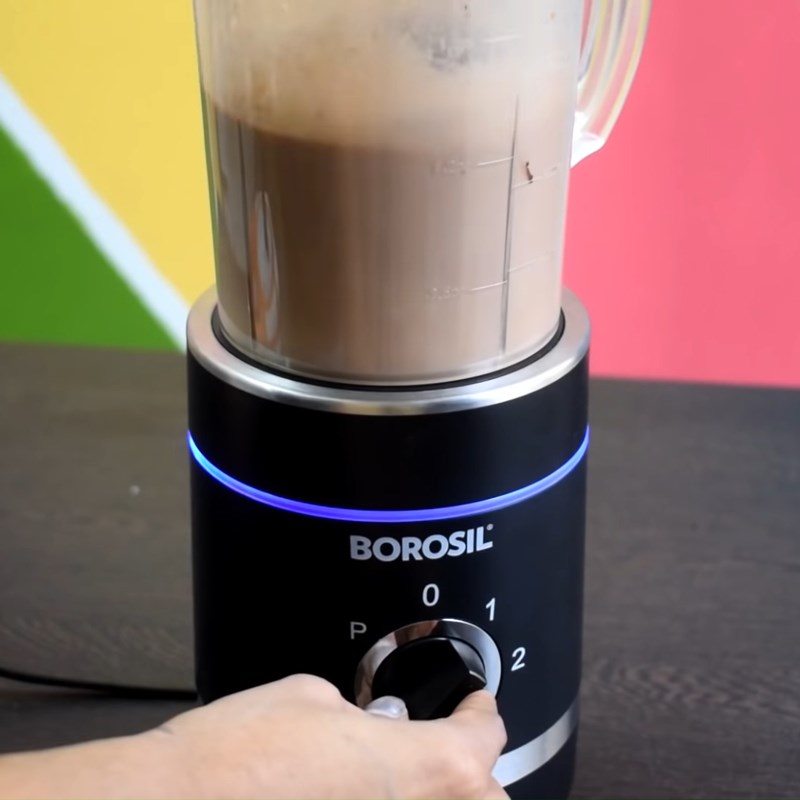 Bước 1 Xay hỗn hợp Socola đá xay chuối