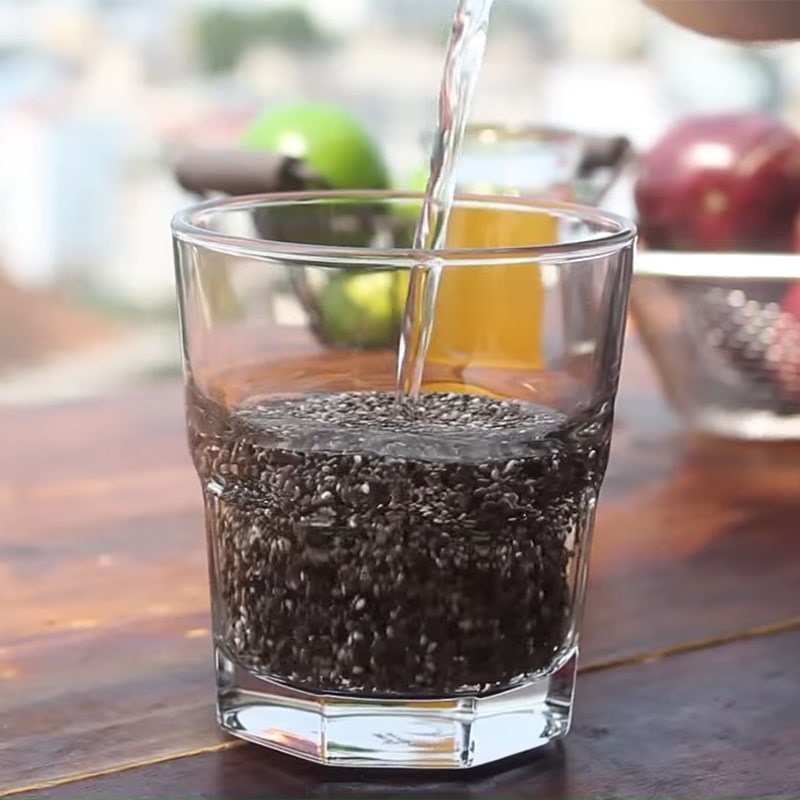 Bước 4 Ngâm hạt chia và trà Trà chanh dây hạt chia