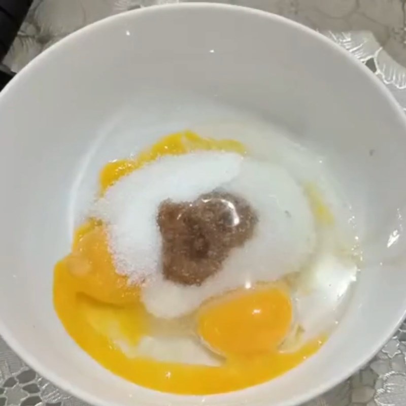 Bước 2 Trộn hỗn hợp trứng với đường Kem lá dứa (lá nếp)