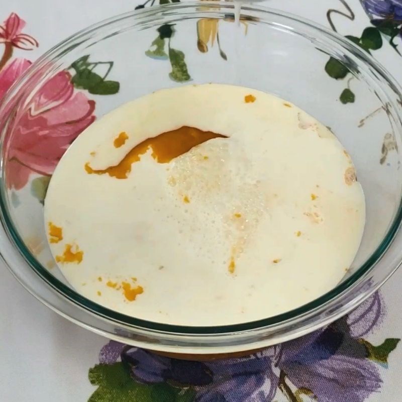 Bước 2 Trộn hỗn hợp xoài với kem sữa Kem xoài que sữa