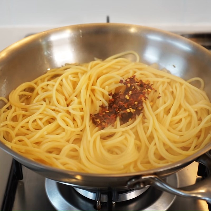 Bước 3 Trộn mì Mì Ý sốt dầu tỏi - Spaghetti Aglio e Olio truyền thống