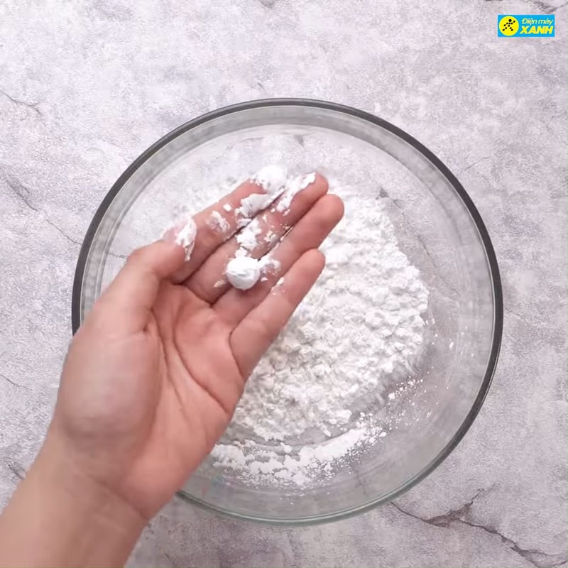 Bước 1 Trộn và nhào bột Trân châu đường đen