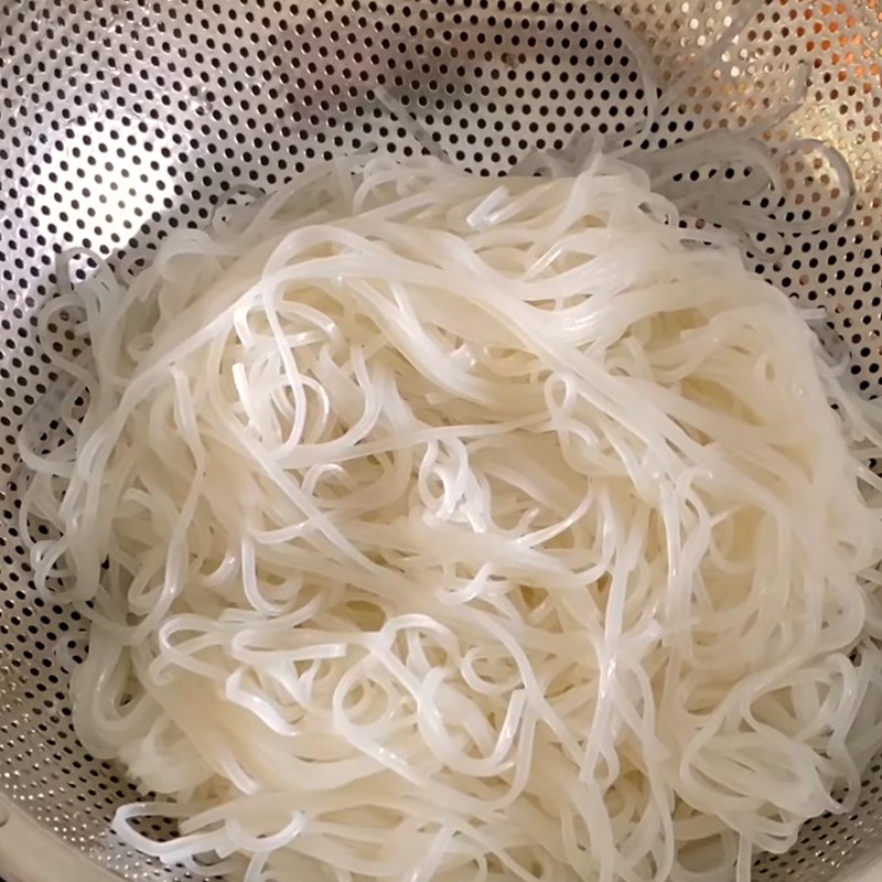 Bước 3 Trụng hủ tiếu Hủ tiếu gà