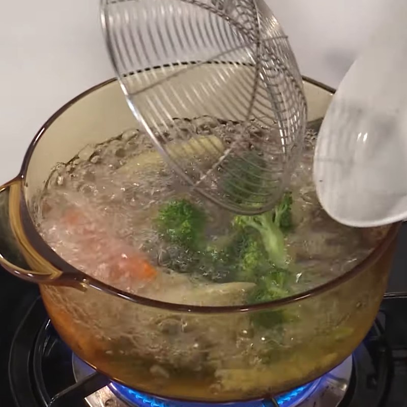 Bước 2 Trụng rau củ Chả cá thác lác bọc củ quả chiên giòn