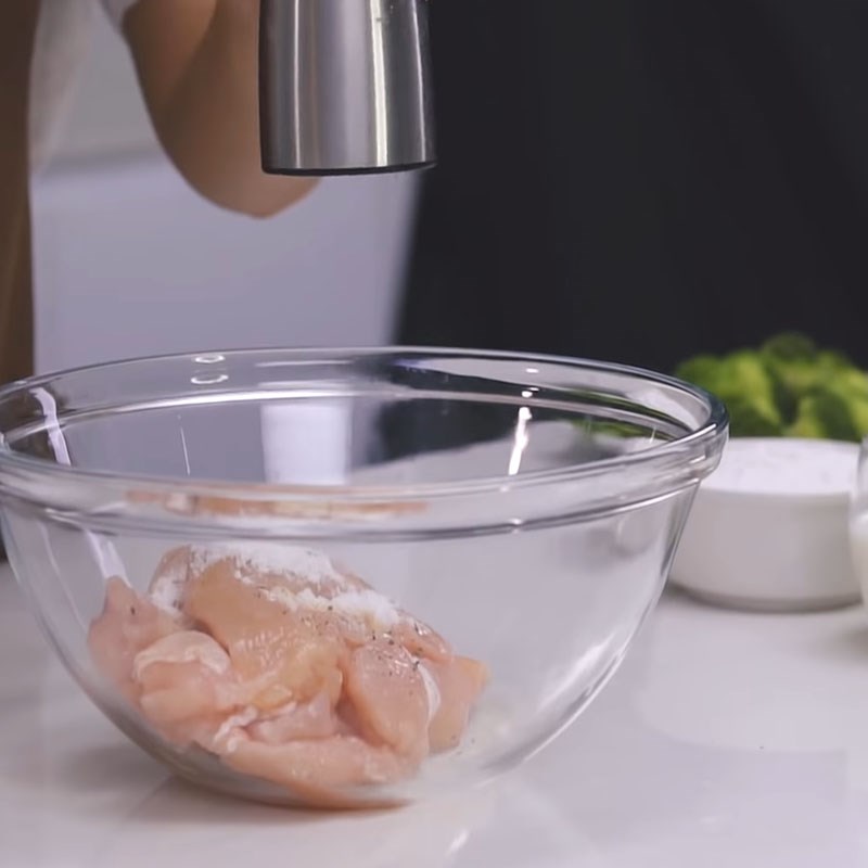 Bước 3 Ướp gà Mì Ý gà giòn sốt kem