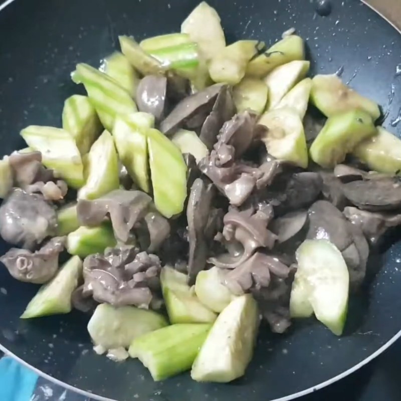 Bước 3 Xào mướp với lòng vịt Lòng vịt xào mướp hương