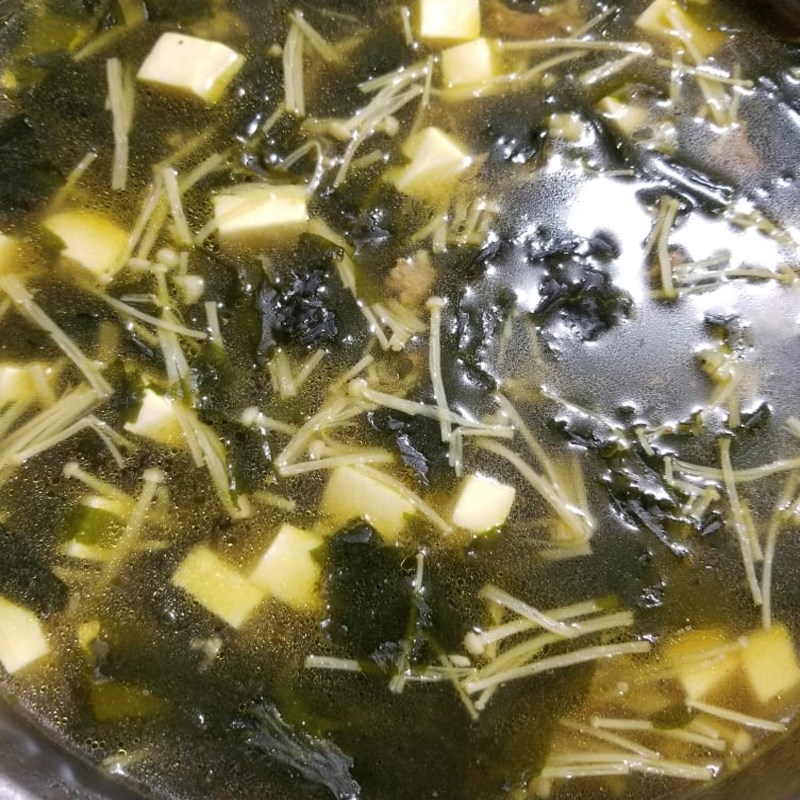 Bước 3 Ướp thịt và nấu canh Canh rong biển thịt bò đậu hũ nấm kim châm