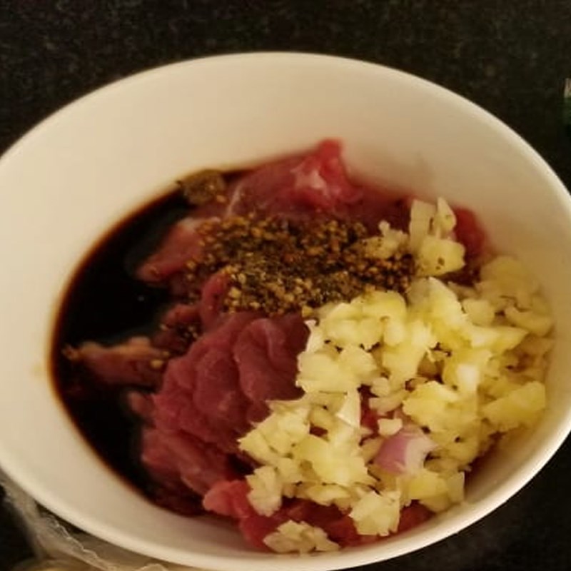 Bước 3 Ướp thịt và nấu canh Canh rong biển thịt bò đậu hũ nấm kim châm