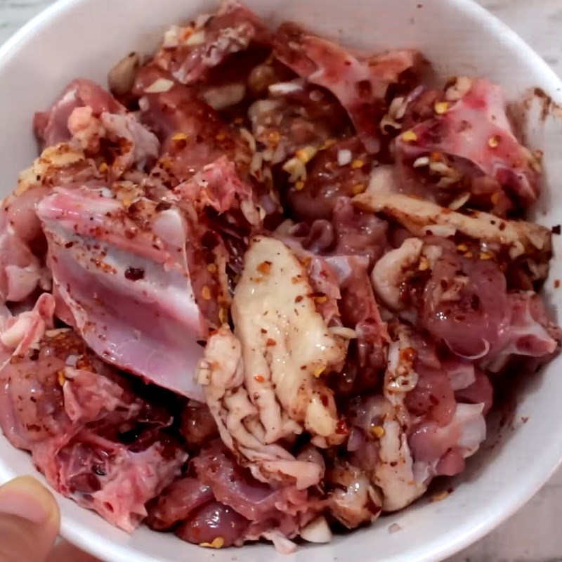 Bước 2 Ướp thịt vịt Vịt kho măng