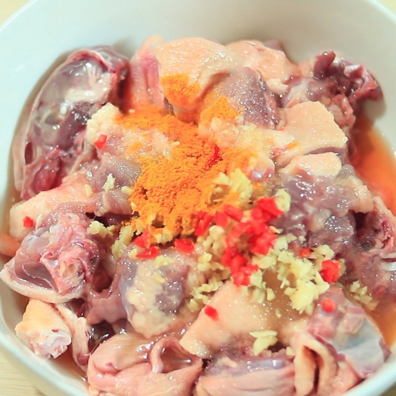 Bước 2 Ướp thịt vịt Vịt kho sả ớt