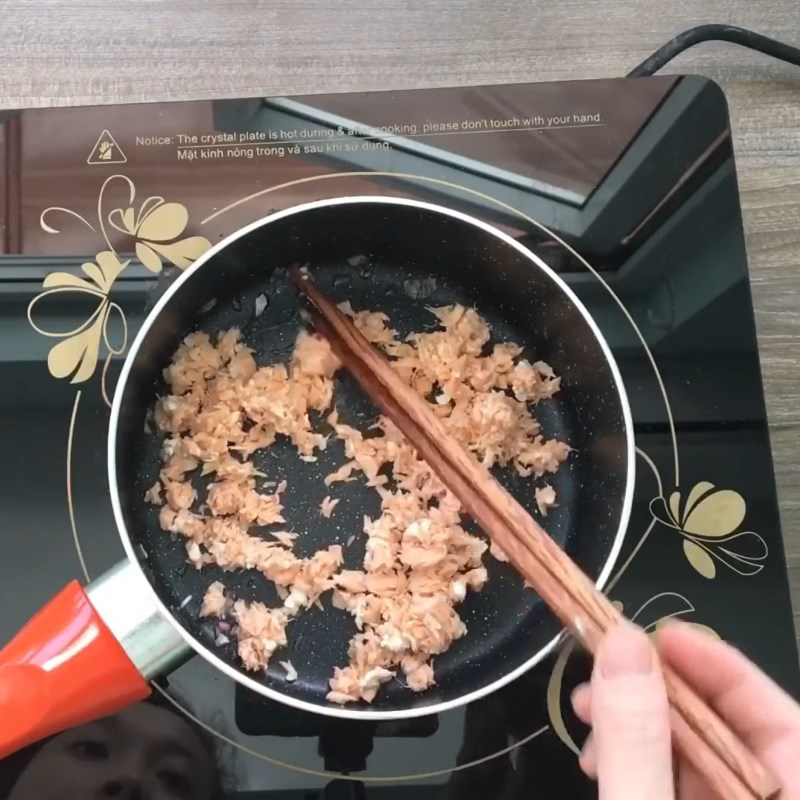 Bước 4 Xào cá hồi và xay nhuyễn rau củ Cháo cá hồi bằng nồi nấu chậm