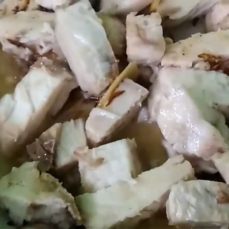Bước 3 Xào chín cá bớp Cháo cá bớp thì là