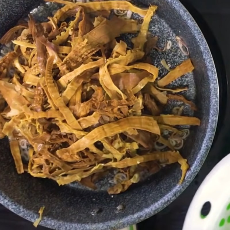 Bước 3 Xào măng Miến măng gà